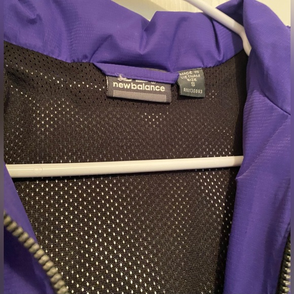 New Balance Women's Mesh-Lined Windjacket - Picture 5 of 5